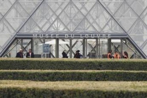 Louvre, l'ultimo furto nel 1998: 27 anni fa rubata (e mai ritrovata) una tela di Camille Corot Louvre, l'ultimo furto nel 1998: 27 anni fa rubata (e mai ritrovata) una tela di Camille Corot