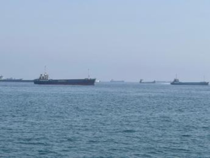 Iran chiude stretto Hormuz "fino a nuovo ordine". Raid Usa: "Colpiti 140 obiettivi". Sotto attacco Emirati Arabi Uniti, Bahrein e Qatar Iran chiude stretto Hormuz "fino a nuovo ordine". Raid Usa: "Colpiti 140 obiettivi". Sotto attacco Emirati Arabi Uniti, Bahrein e Qatar