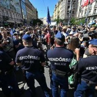 Ungheria, decine di migliaia di persone al Pride di Budapest sfidano il divieto di Orban