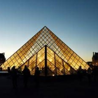 Colpo al Louvre, 38enne accusata di complicità nel furto Colpo al Louvre, 38enne accusata di complicità nel furto