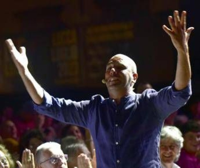 Zalone e l'ode alla prostata a reti unificate Mediaset