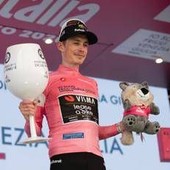 Giro d'Italia, Vingegaard vince anche la 16esima tappa e resta maglia rosa
