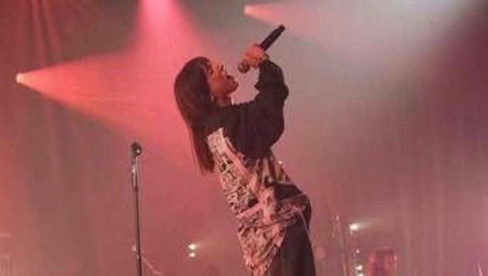 Angelina Mango torna a esibirsi, tra il pubblico di Roma c'è Maria De Filippi