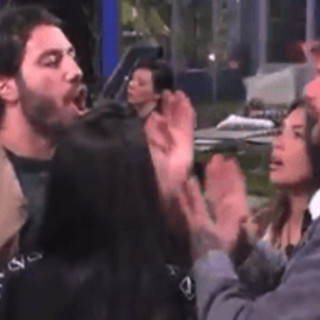 Caos al Grande Fratello, Omer si abbassa i pantaloni e Jonas lo attacca Caos al Grande Fratello, Omer si abbassa i pantaloni e Jonas lo attacca