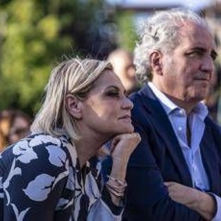 Simona Ventura e il marito perseguitati dallo stalker: &quot;Minacciati di morte in 200 messaggi&quot;