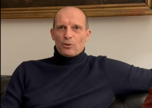 Fumo, Massimiliano Allegri firma per aumentare prezzo sigarette: "Fatelo anche voi" Fumo, Massimiliano Allegri firma per aumentare prezzo sigarette: "Fatelo anche voi"