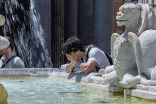Caldo senza sosta: 7 città bollino rosso, domani saranno 15 Caldo senza sosta: 7 città bollino rosso, domani saranno 15