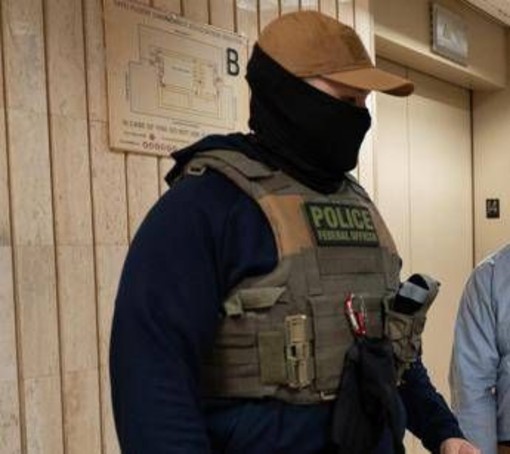 Chicago, agenti armati all'asilo: &quot;Maestra, è in arresto&quot;