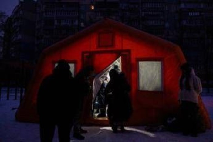 Ucraina, ondata di droni russi su Kiev: proseguono stop a corrente