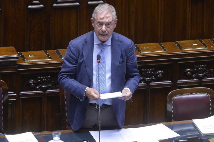 Carburanti, Urso “In caso di aumento prezzi misure specifiche e mirate” Carburanti, Urso “In caso di aumento prezzi misure specifiche e mirate”