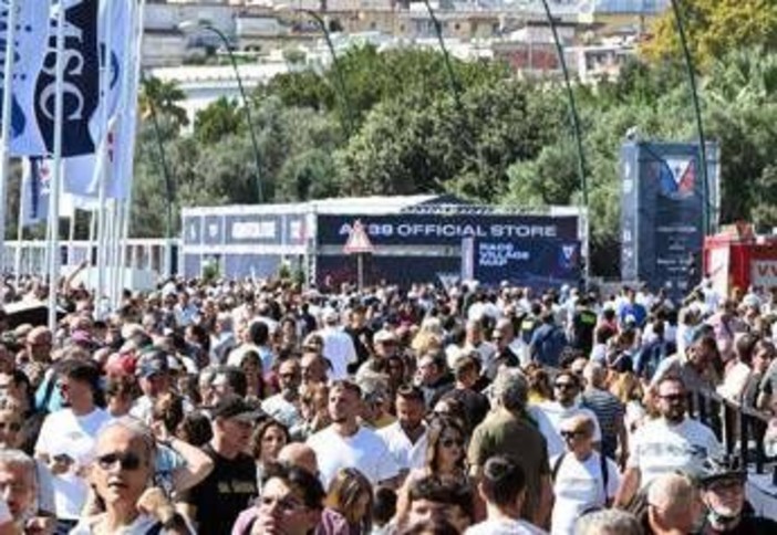 America’s Cup: Napoli guarda al 2027, 252mila visitatori per la regata preliminare, 7,5 volte Barcellona America’s Cup: Napoli guarda al 2027, 252mila visitatori per la regata preliminare, 7,5 volte Barcellona