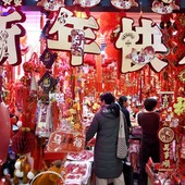 La Cina promuove una campagna per stimolare i consumi per la Festa di primavera La Cina promuove una campagna per stimolare i consumi per la Festa di primavera