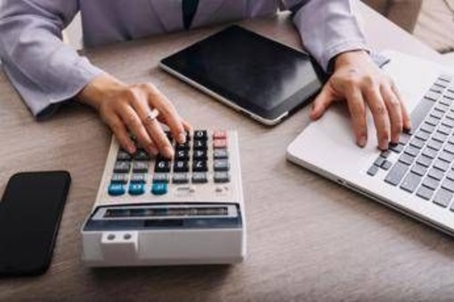 Dalla scuola alle bollette, stangata d'autunno da quasi 3.000 euro per le famiglie
