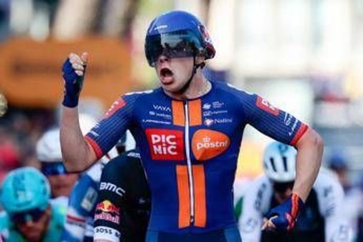 Giro d'Italia, a van Uden la quarta tappa in volata. Pedersen resta in maglia rosa