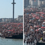 Spiaggia presa d'assalto, 'sold out' di ombrelloni e lettini: il video virale