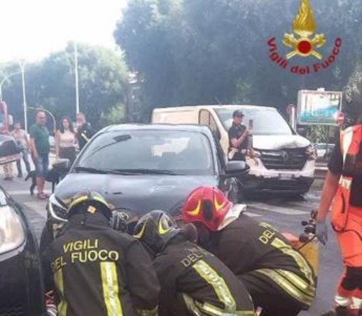 Roma, furgone tampona auto che investe due donne: ferite in modo grave Roma, furgone tampona auto che investe due donne: ferite in modo grave