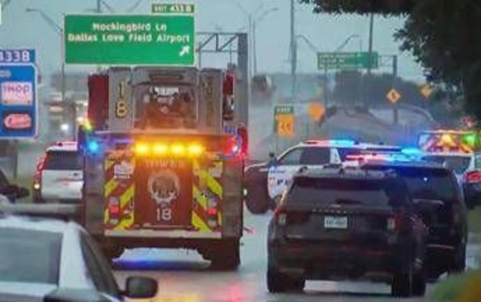 Sparatoria a Dallas, colpiti tre migranti detenuti in ufficio Ice: un morto, il cecchino si è suicidato