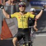 Van Aert vince 9^ tappa a Siena, Del Toro maglia rosa