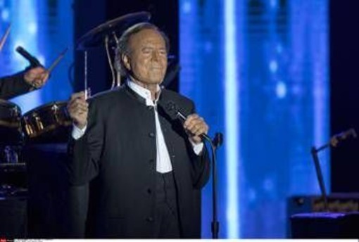 Julio Iglesias accusato di violenze sessuali, il cantante si difende: "La verità verrà a galla"