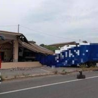 Tir sfonda un caseificio dopo lo scontro con un'auto: un morto e due feriti a Capalbio