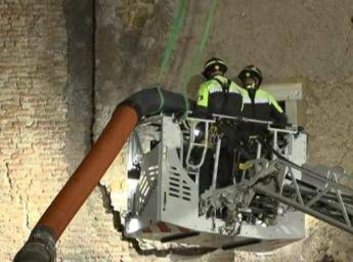 Torre dei Conti, parla l'operaio scampato al crollo: "Ho avuto paura, ora aspetto che salvino il mio collega" Torre dei Conti, parla l'operaio scampato al crollo: "Ho avuto paura, ora aspetto che salvino il mio collega"